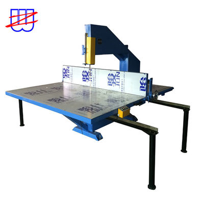 Máquina de corte manual de lâmina de serra vertical para distribuição de tapetes de rolos de plástico de couro EPE