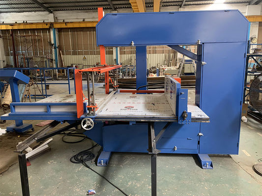 Máquina automática de serragem de lâmina vertical de esponja para produção em volume