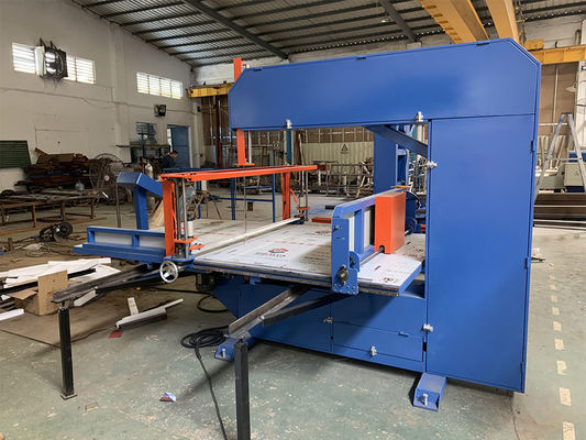 Máquina automática de serragem de lâmina vertical de esponja para produção em volume